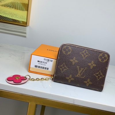 LV LOUIS VUITTON路易威登 M68332 圓花朵！粉色！ZIPPY 拉鍊零錢包Zippy 拉鍊零錢包追隨路易威登 Blooming Flowers 主題，以 Monogram 帆布塑造緊湊構型，一朵 Mon