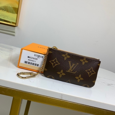 LV LOUIS VUITTON路易威登 M62650 老花！這款錢包讓不由然想起陽光海灘的悠然，設有鑰匙扣，可輕易緊扣到大部分路易威登手袋均設有的 D形環上，日常佩帶，漂亮又實用。尺寸：12x7cm