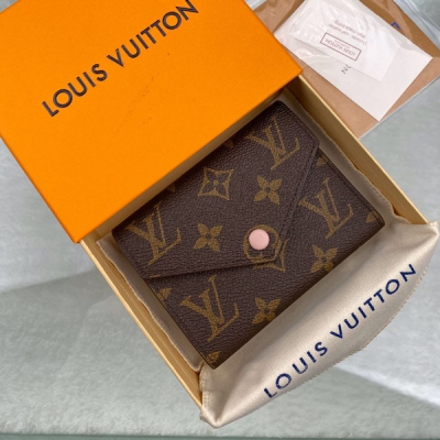 LV LOUIS VUITTON路易威登 M62360 特別介紹 海外特供（專櫃貨） 採用全進口皮料，歐牙拉鍊，風格時尚，而極為實用的設計確保信用卡與私人財物安全存放、取用便捷。尺寸：12X9cm