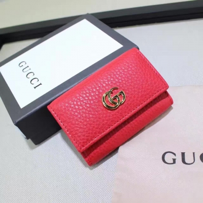 GUCCI 新品，專櫃品質，原單皮質。款號：456118克色，鑰匙包配有小號雙G金屬細節，採用織紋皮革精緻而成。尺寸：6.5×9.5×2。現貨出貨