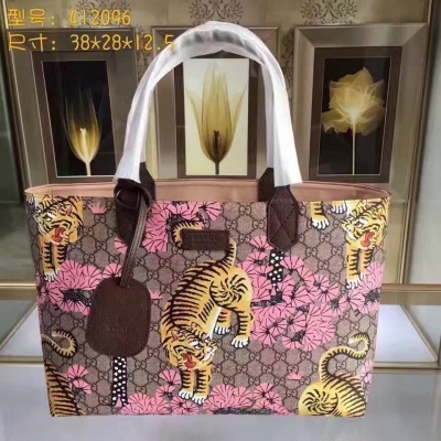 【GUCCI-古奇】十年打造專業GUCCI   市場頂級獨家控貨專/櫃品質  採用進口牛皮，原廠五金！精緻做工。獨家實物拍照品質如圖可見。