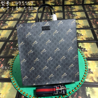 Gucci古馳 新款。市場頂級獨家控貨，專櫃品質 採用進口牛皮，原廠五金！精緻做工。 獨家實物拍照 品質如圖可見。款號: 495559。尺寸：寬35.5*高38*側寬4。顏色：黑印虎。