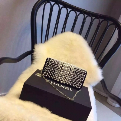 Chanel Clutch 珍珠絲綢配啞光五金 輕紗系列各個都是這麼仙！鏈條手包兩用款 真的是美哭了…真的一定要買起來 小貴非誠勿擾