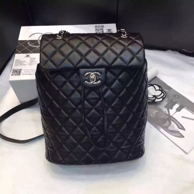 Chanel Backpack 真的是每次香奶奶的雙肩包都格外熱銷看看各大代購們都在搶貨就知道它名不虛傳火到全宇宙還記得vintage Chanel的雙肩包嗎全羊皮製作手感柔軟但不會塌塌的很沒型灰常贊不入一個簡直對不起後