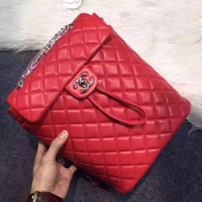 Chanel Backpack 真的是每次香奶奶的雙肩包都格外熱銷看看各大代購們都在搶貨就知道它名不虛傳火到全宇宙還記得vintage Chanel的雙肩包嗎全羊皮製作手感柔軟但不會塌塌的很沒型灰常贊不入一個簡直對不起後