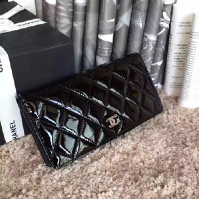 Chanel 漆皮黑色對折錢夾出貨啦皮質柔軟，走線超美噢，細節決定品質愛不釋手的節奏哈尺寸18.5*10.5