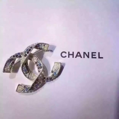 胸針CHANEL 經典雙C系列紐花設計珍珠鑲嵌 在視覺上更具立體感 原版打造 完美複刻的經典之作 暖暖冬日 看到這樣精緻的飾品你是否已經心動了 這個冬天不再單調 這個冬天不再暗沉 讓CHANEL點綴你的冬天