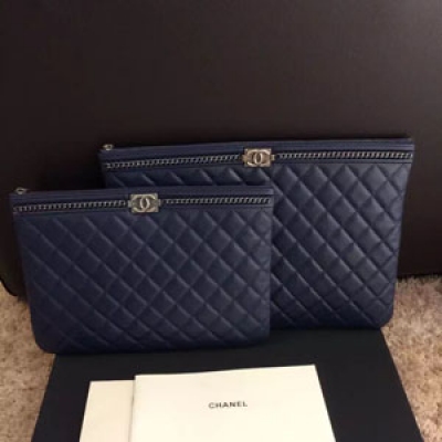 Chanel2016專櫃最新手拿包大小倆個尺寸深藍色出貨，原單胎牛皮、皮質非常柔軟 槍色做舊五金 切割菱格紋金屬扣頭時尚感爆棚 大號尺寸33.3*23.5