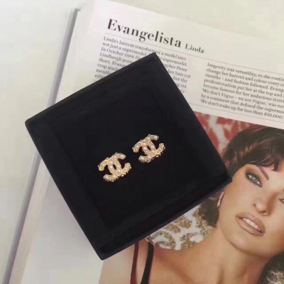 CHanel 經典100周年mini雙C耳釘，我們一致正品材質，細節，比例完美複刻，每個施華洛珍珠都是坐在每個位槽裡邊的，在雙C的邊緣還分佈了12顆施華洛水晶，細節決定一切，請擦亮眼睛對比