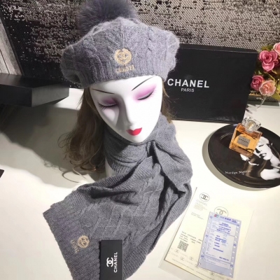 2017CHANEL香奈兒 最新羊絨套帽 ，採用紐西蘭上等羊毛，圖案由法國設計名師 精心設計 提花時尚大氣在配置多彩狐狸毛球，時尚中略顯奢華！ 此款採用雙面編織，裡外無縫對接，可秒殺市場上一切庸品 。誰見誰愛的輕奢品 