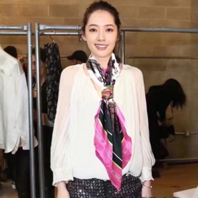 Chanel 香奈兒專櫃同步方巾！本系列經過專櫃品質染色，首道工序清洗後直接加工，保持了原生態的柔順亮澤，絲質幼嫩綿滑，超級奢華，手感自然細膩到不行。真正的奢侈品！100％斜紋真絲 110x110cm