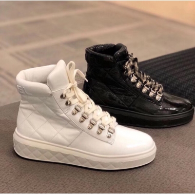 Chanel香奈兒 2018早秋New item sneakers 高顏值換季必備單品，做工非常細緻！時尚度和穿著感極佳，早秋萬能百搭款，黑白撞色特別吸睛，雙C logo點綴其間，質感彰顯品味，盡顯公主范Nice！原版