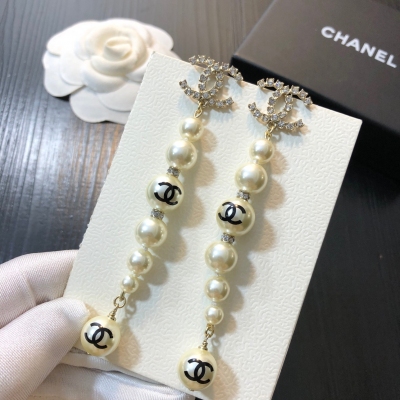 CHANEL香奈兒 新品小香兒耳釘 正品黃銅底材 頂級電鍍工藝 施華洛世奇鑽 通勤、度假 搭配各種造型，隨性又經典 個性小仙女推薦必備自留款