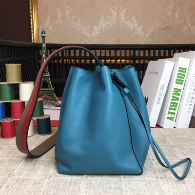 愛馬仕Hermes Kelly～2424 H 2424 togo小牛皮半手工制工藝精美 金銀扣 在追求各種時尚元素的同時，也不忘回顧下經典 ，透露出了迷人魅力，簡直是拽爆了.尺寸29cm 奉獻力作 ！ 肩帶休閒OL氣質融