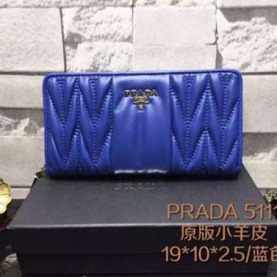 品牌：PRADA   （獨家背景 實物拍攝） 型號：5111 顏色： 黑色 藍色 玫紅 銀色色 尺寸：19*10*2.5 材質： 採用進口頭層小羊皮壓花 皺褶 手感柔軟、舒適，原版五金 專櫃品質，實物拍攝，獨家出貨