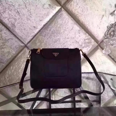 Prada BT0933【黑色】防水尼龍布配十字紋牛皮    單肩斜挎小包！方便實用！尺寸26x5x19Cm