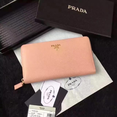 Prada 1188散字麥【淺粉】 兩個票據隔層，一個拉鍊袋 十二個信用卡插，兩個證件袋 超實用哦 情侶裝21cm