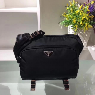 Prada 2VH021黑色，男士郵差包，正面兩個拉鍊外袋配不銹鋼五金，尼龍面料，可調節肩帶，容量大，尺寸：33*12*24CM