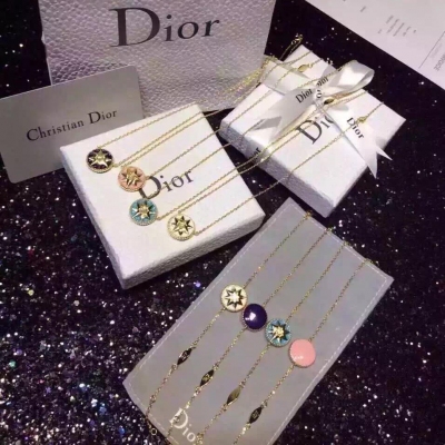 Dior 重磅推出的幸運之星珠寶系列 彩色寶石配真金真鑽 幾千一條 這條手鏈/項鍊會帶給你神奇的好運 寶藍色代表平安，白色代表智慧，粉色代表愛情，綠松代表財富 是可以世代流傳的幸運之鏈 這麼有能量的的東西出產必然少  幸