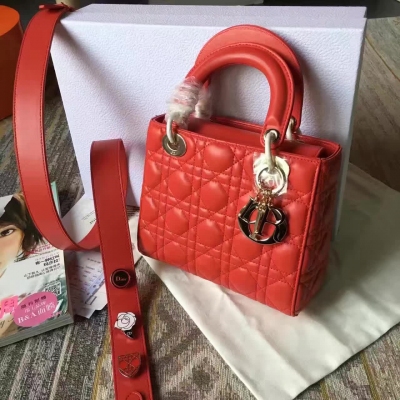 迪奧Dior 新款4格 市面最高版本！ My Lady Dior Dior迪奧首款可個性化的Lady手提包，所採用的設計理念,運用Dior Lucky Badges幸運徽章為這款經典手提包的肩背帶作個性化裝飾，締造專屬於