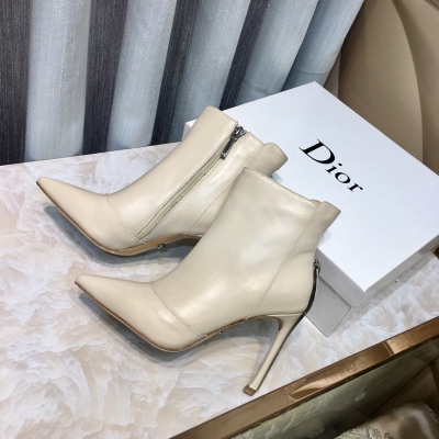 Dior 迪奧2018全面升級尖頭短靴 後跟搭配幸運五角星   鞋面：頭層牛皮  內裡：羊皮  真皮鞋底搭配D先生鍾愛的幸運星  鞋跟 10cm   size：35-39(34 40定做)