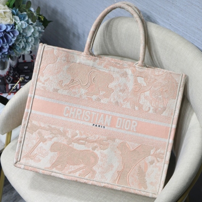 Dior迪奧 Book Tote 大號 多數人消費奢侈品牌首先想到的是買實用型的經典款 但其實像DIOR這種合作藝術TOTE 應該作為重點收藏復古風滿滿 背上它你就是時髦精本精 它真的特能裝 超寬敞的內容量 感覺可以裝下