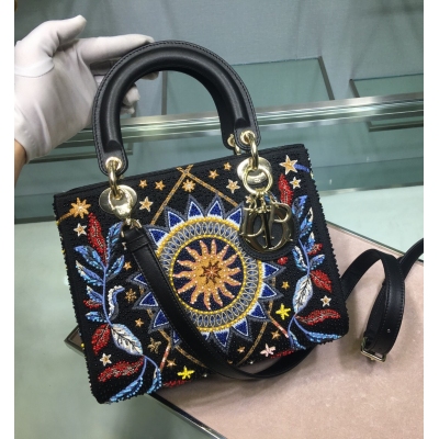 Dior迪奧 Lady Dior 五格刺繡星月珠子 翻蓋式手提包，點綴“土”元素刺繡，內裡配羊筋，搭配肩背帶。淡金色金屬配飾，可調節細肩背帶，可手提亦可肩背或斜挎，尺寸：24 x 20 x 11釐米，型號 : M0565