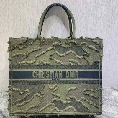 Dior迪奧 Dior Book Tote 性價比超高的 稍有一點微小的錯誤 便會導致一面全報廢.往往看似簡單 往往卻是最難的 絢麗色彩讓人無法抗拒.轉移視線 尺寸：41.5*32*5