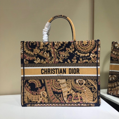 Dior迪奧 Book Tote Dior Animals 棕色刺繡帆布托特包、尺寸41.5x35x18cm