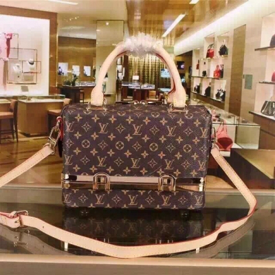 【louisvuitton-路易威登】專櫃原版開模最美麗的化妝包  讓你放肆的擺放 此包絕對是出席晚會、逛街、最佳首先 美麗動人的包包非 女神莫屬