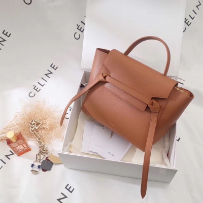 原單 CéLINE Belt Bag 鯰魚包 27CM Celine在IT Bag的世界裡總是占著一席之地 設計師Phoebe Philo設計出一款款風靡時尚圈的當紅IT Bag 鯰魚包(Celine Belt) 現在紐