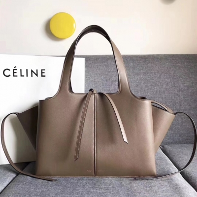 CELINE TRI-FOLD 最新烏賊包全新登場，和囧臉包相似的標誌性倒T型設計、原單級別，內外全皮！小尺寸：32-12-23cm / 大尺寸：37-11-26cm 型號：7766.7767 平紋淺王拼羊猄