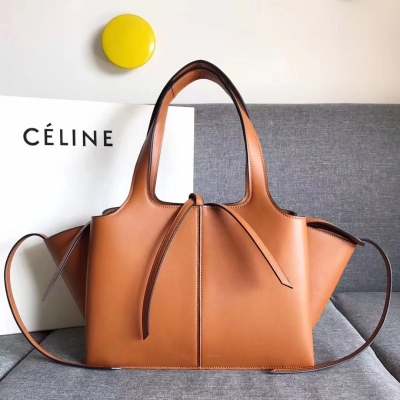 CELINE TRI-FOLD 最新烏賊包全新登場，和囧臉包相似的標誌性倒T型設計、原單級別，內外全皮！小尺寸：32-12-23cm / 大尺寸：37-11-26cm 型號：7766.7767 平紋淺王拼羊猄