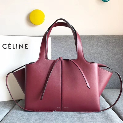 CELINE TRI-FOLD 最新烏賊包全新登場，和囧臉包相似的標誌性倒T型設計、原單級別，內外全皮，再度來襲，給你一個再次買包的理由！ 小尺寸：32-12-23cm/ 大尺寸：37-11-26cm