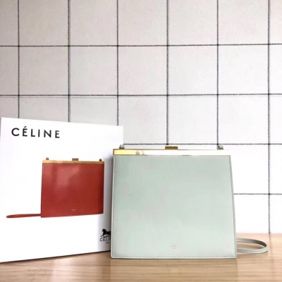 Celine Mini CLASP 同樣高出鏡率的 Mini Clasp 則要小巧得多，包型接近於正方形，金色復古搭扣更為顯眼，可肩背、斜挎或者手拿，能夠為你一身簡約搭配增添亮點。五金是鍍18K黃金做成哦，3個內側信用卡