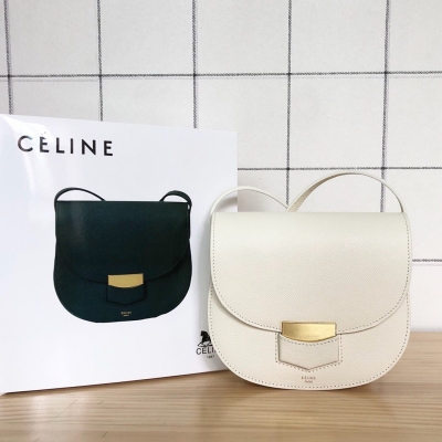 CELINE 經典款Trotteur 新色掌紋牛皮馬鞍包 外牛皮，內羊皮，簡潔幹練的氣質+俐落的線條，真的是非常耐看！優雅又小眾，基礎的翻蓋造型沒有任何多餘的裝飾，造型簡潔而高級，任你再挑剔也會被征服！尺寸:19*6*1