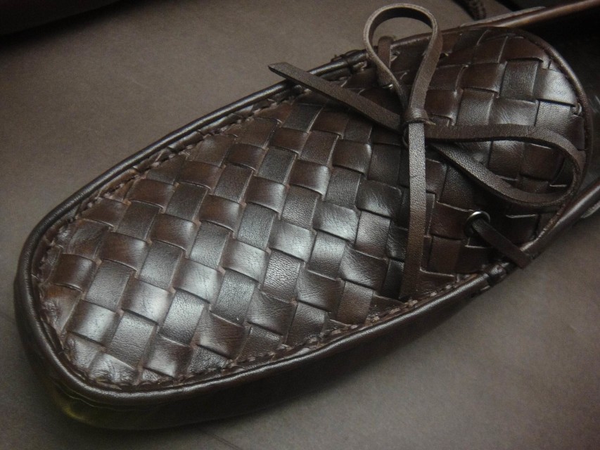 【寶緹嘉】Bottega Veneta BV有“意大利愛馬仕”之稱，一直都是以精湛的皮革編織工藝享譽全球。此款也是BV最耐看，最經典款式之一，低調，簡單不失大氣進口牛皮純手工編織，舒適豬皮內裡，穿的就是舒適 黑色和棕色