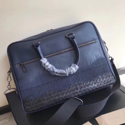 BV Bottega Veneta477028最新丹寧色碧璽藍配黑色小公牛打造精緻小巧的郵差包。天際圖案採用兩種不同的淺色調和紋理精心刺繡製作。手袋採用纖薄的方形設計。帶有內部拉鍊袋，外部帶有兩個額外的口袋，儲存空間寬敞