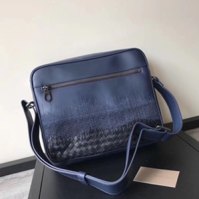 BV Bottega Veneta475933秋冬新品採用寧丹色色碧璽藍配黑色光滑小公牛兩種不同色彩的刺繡營造出質感豐富的精美效果。頂部拉鍊扣閉合，裝飾可擴展側邊，加襯口袋的尺寸適合收納11英寸平板電腦、檔或掌上型電腦尺