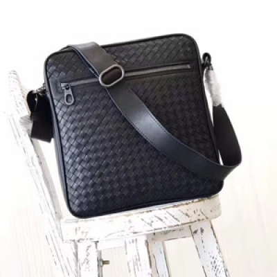 BV Bottega Veneta443872夏季新品上架啦 男士日字斜挎包是您最佳選擇日常所需26X29X6，簡易方便，原廠胎牛皮訂制（注意哦皮布是黑色)可以對比 菲菲 19:45:34