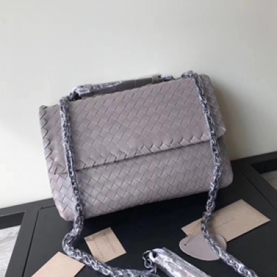 BV Bottega Veneta9987進口紐西蘭胎牛皮 精緻新穎 令人傾心的olimpia手袋注入幾分清新現在氣息 內裡麂皮 百搭舒適 可單肩和斜挎 size25x18x9