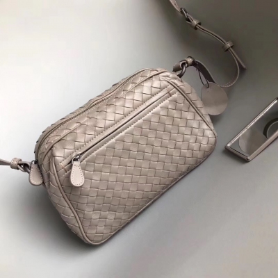 BV Bottega Veneta 新款春夏系列相機包 釆用羊皮編織斜挎女包23cm，輕便小巧精緻，怎麼背都百搭