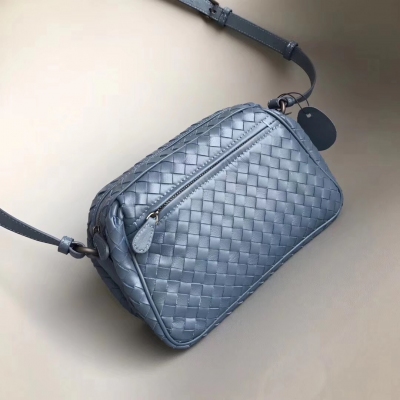 BV Bottega Veneta 新款春夏系列相機包 釆用羊皮編織斜挎女包23cm，輕便小巧精緻，怎麼背都百搭