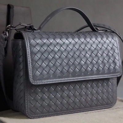 BV Bottega Veneta 522922新上市女士手提包小巧精緻，採用胎牛皮精心打造設有時尚潮流大版帶搭配，設計簡潔時尚，反蓋式設計有合蓋吸扣，安全感滿滿嘀，24*17*7