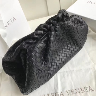 BV BOTTEGA VENETA 576227超上腦 超上腦 BV的逆襲之路從這期早秋THE POUCH系列雲朵包開始 瘋傳時尚圈 掀起熱潮的一款 ！斷貨斷貨斷貨…一枚難求 超難買 不分年齡不分季節更不分場合 非常有腔