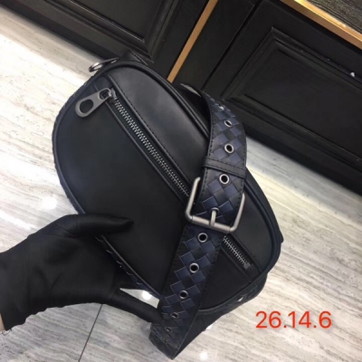 BV BOTTEGA VENETA 新品 彩帶(黑配藍） 腰包是沿襲BV工藝所推出的全新男裝必備配飾。完全採用結實柔韌的皮革手工編織製作，背面輕柔加襯，搭配方便取用的正面口袋，帶有頂部拉鍊扣和手機內袋。配以標誌性的金屬色