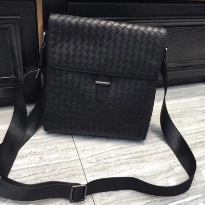 BV BOTTEGA VENETA 新品 男士打蠟牛皮斜挎包 進口打蠟牛皮 純手工編織 細節做工完美打造 肩帶長短可調節 尺寸:24cm-27cm