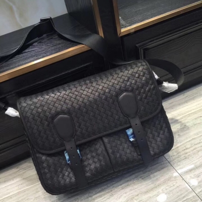 BV BOTTEGA VENETA 郵差包 低調純編織 無 logo 採用頂級打蠟胎牛皮純手工編織 簡直帥氣無邊 事業型男必備單品 男士斜挎郵差包 實用彰顯進取心，尺寸：34*10*24