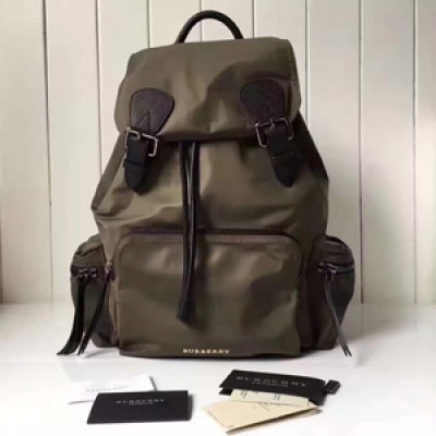 Burberry專櫃 The Rucksack 男士軍旅背包。大號40154791。採用柔韌的防水尼龍布料拼接牛皮搭配。既輕便又實用。