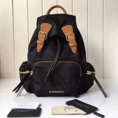 Burberry專櫃 The Rucksack 軍旅背包。中號40166221採用柔韌的防水尼龍布料拼接牛皮搭配。既輕便又實用。 旅行首選哦28*11*36cm